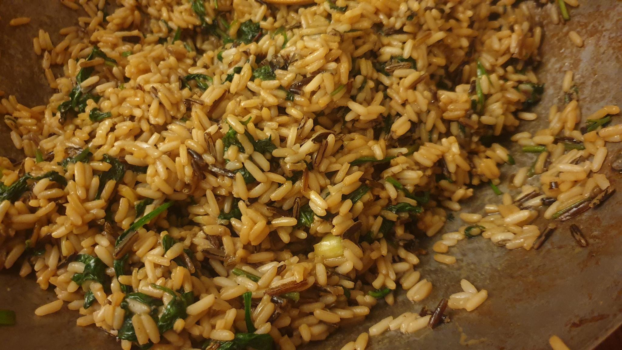 riz frit aux pousses d’épinard et coriandre fraîche